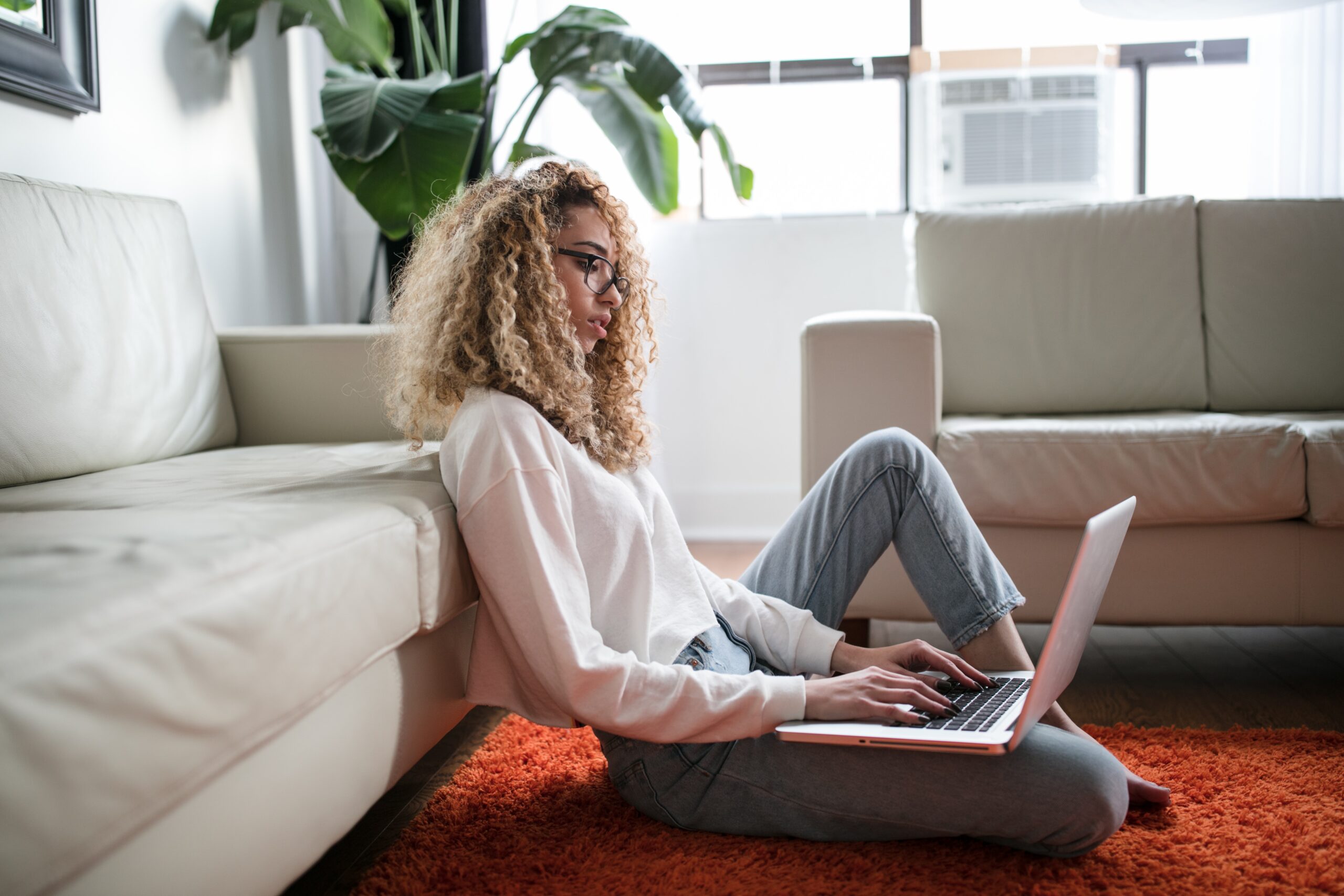 Une entrepreneuse qui utilise un ordinateur portable