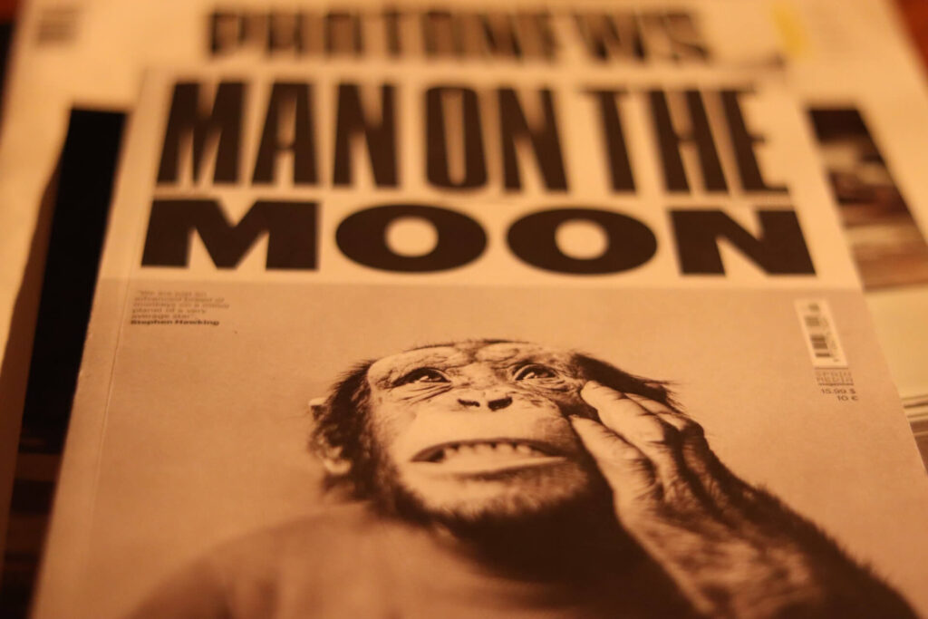 Un journal qui titre "Man on the Moon", avec une photo de chimpanzé en dessous.